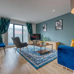 Summer Special Offer!! 2-Bedroom Cosy, Spacious, Stylish & Modern City Apartment, Prime Location! Sleeps 6, Southampton Ocean Village - By Blue Puffin Stays Apartment